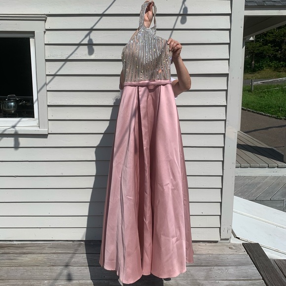 Beautiful Xscape ball gown - Picture 2 of 8